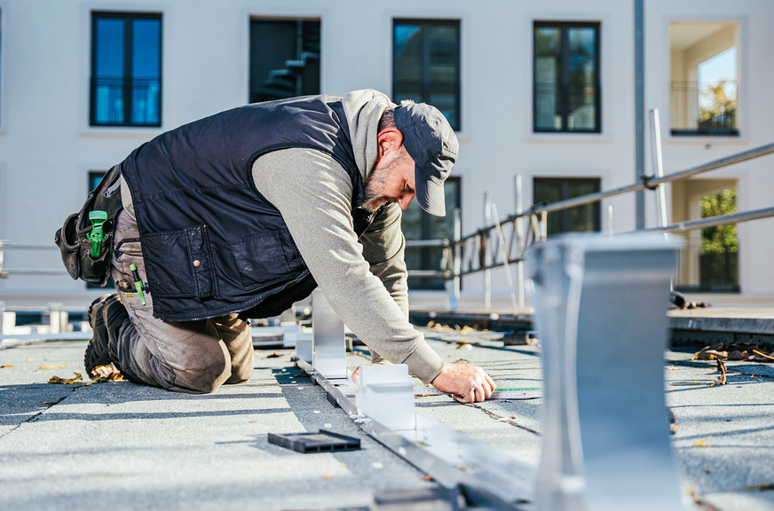 Planung und Montage auf dem Dach sind oftmals eine Herausforderung.
