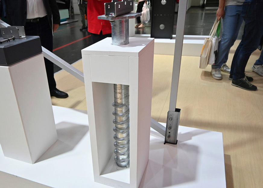 K2 Systems hat eine Platte für Schraubfundamente beim N-Rack entwickelt.