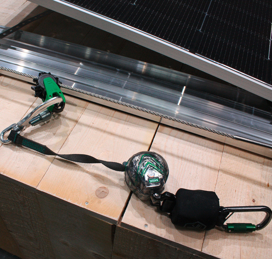 Pfiffig: In das umlaufende Stahlseil des Montagesystems wird die persönliche Schutzausrüstung des Dachmonteurs eingehängt.