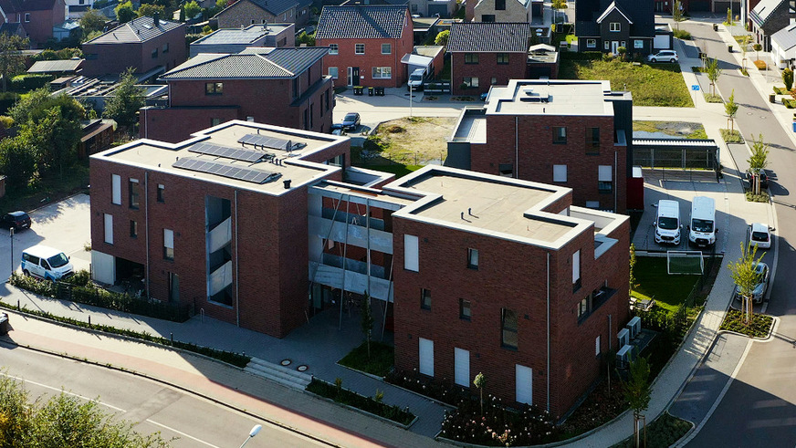 Die beiden Gebäude werden komplett mit Wärmepumpen geheizt. Die Außeneinheiten stehen an der rechten Außenwand.