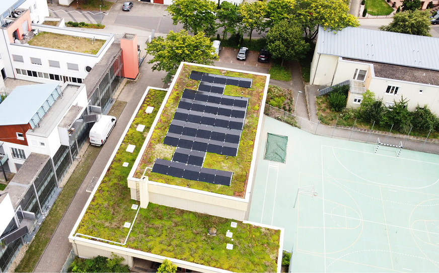 Das Gründach dieser Turnhalle bot sich für aufgeständerte Solarmodule an.