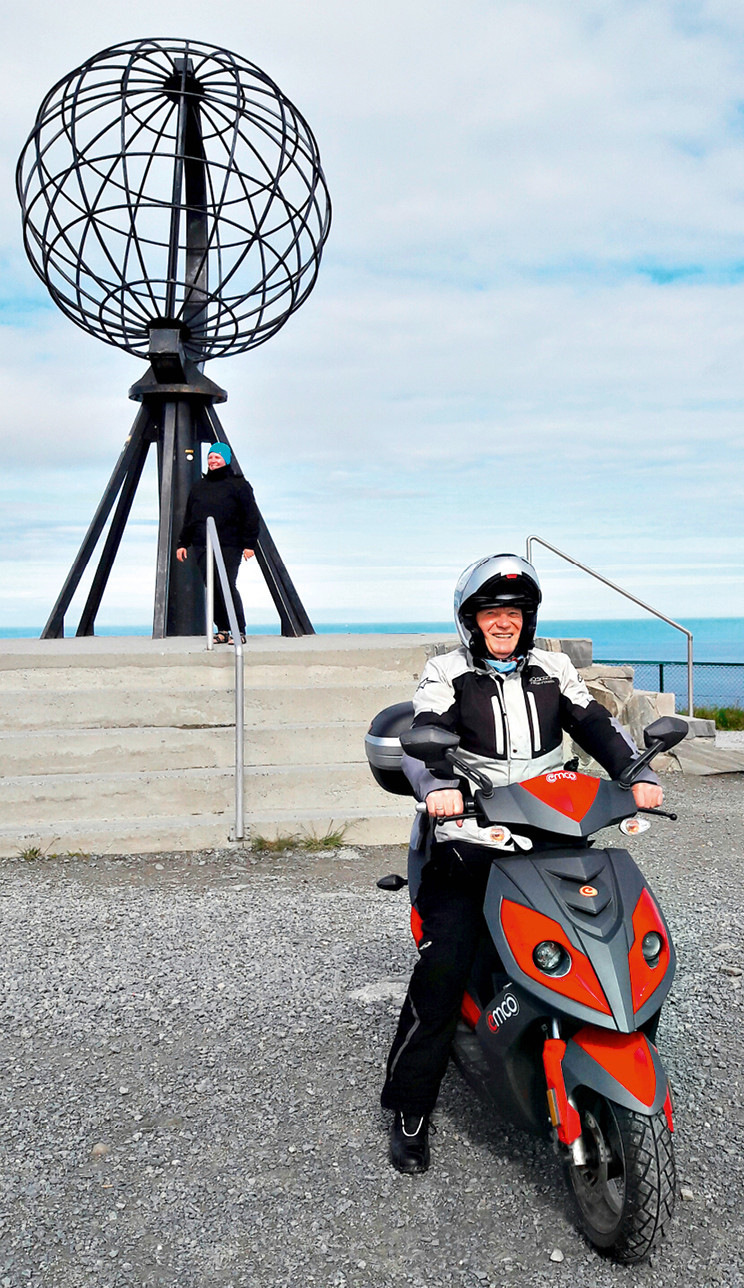 Reimar Hellwig mit seinem E-Roller am Nordkap.