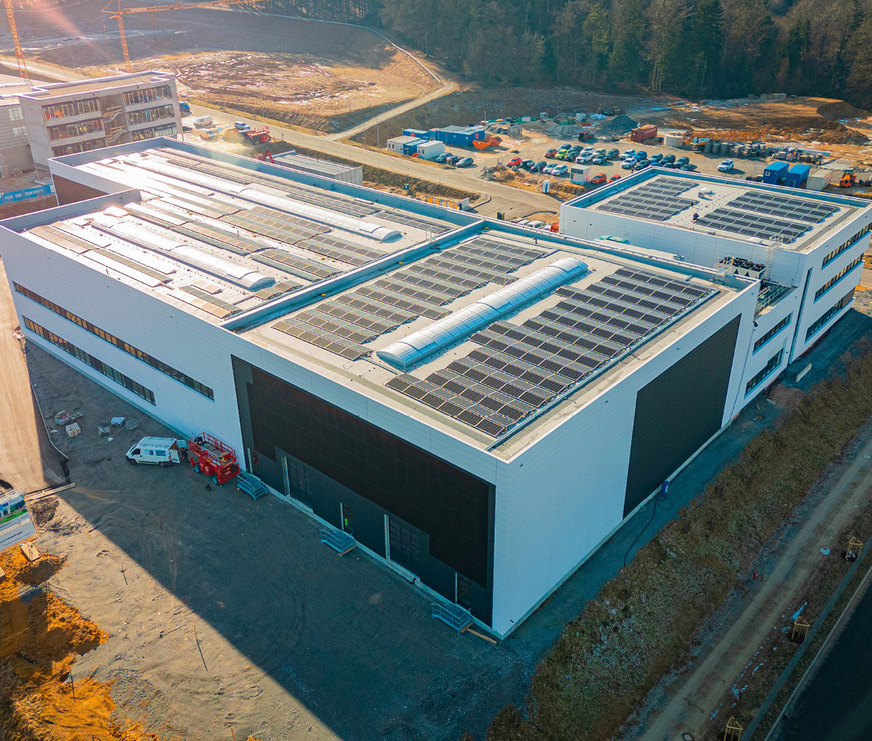 Die Solarfassade des neuen Werks und der Büros von Fenecon erhöht die Stromerzeugung aus Sonnenenergie und damit die Wirtschaftlichkeit des Betriebs – auch und vor allem im Winter.