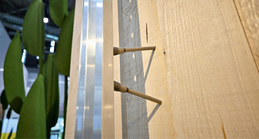 Schräge Verschraubungen in der Wand leiten die Lasten besser ab.