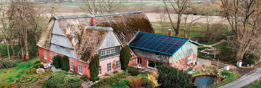 Selbst die Kombination mit Reetdächern gelingt mit Indachsystemen auf&nbsp;ästhetische Art.