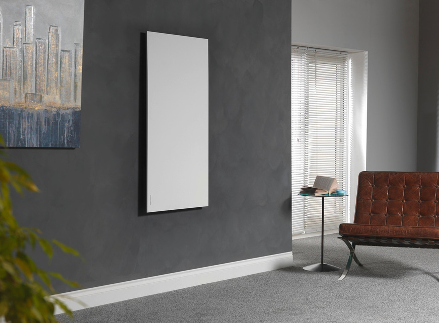 Infrarotheizung an der Wand eines Wohnzimmers.