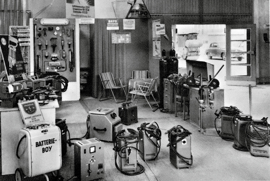Ladegeräte mit dem Batterie-Boy (vorn links) aus den 1960ern.