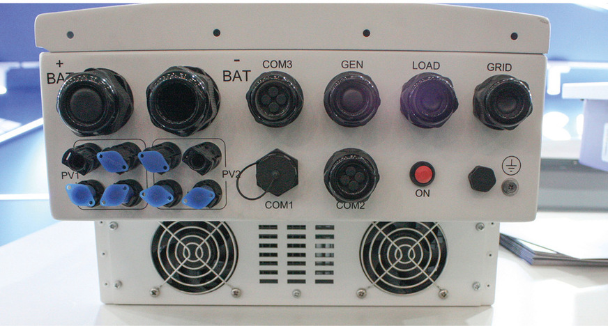 Hybridwechselrichter mit Anschluss für Solarmodule, Speicherbatterie und Stromnetz.