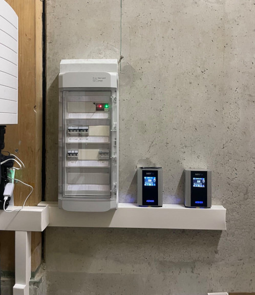 Die Leistungssteller verteilen jede überschüssige Wattstunde des Solarstroms stufenlos an die Heizstäbe.