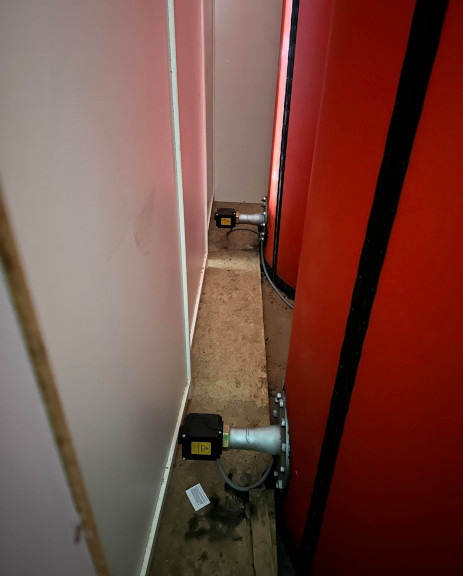 Die Heizstäbe in den beiden Pufferspeichern nutzen den überschüssigen Solarstrom vom Dach und von der Fassade.