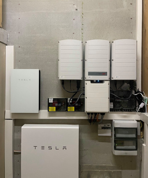 Die Wechselrichter von Solaredge konnten anfangs mit der Heizungssteuerung nicht kommunizieren. Das wurde mit einem WiFi-Meter gelöst.