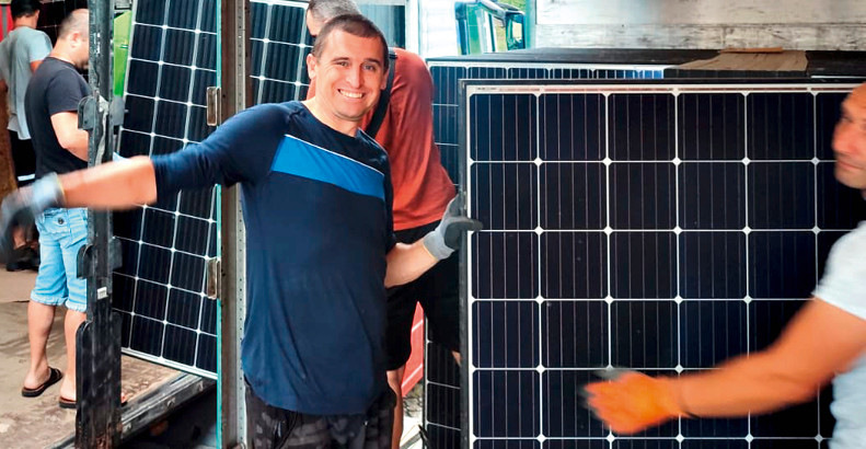 Solarmodule sind sehr begehrt, weil die Netzversorgung oft unterbrochen ist.