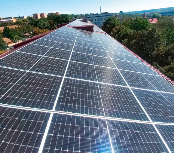 Dieses Solardach spendet lebens­wichtige Energie für ein ukrainisches ­Hospital.