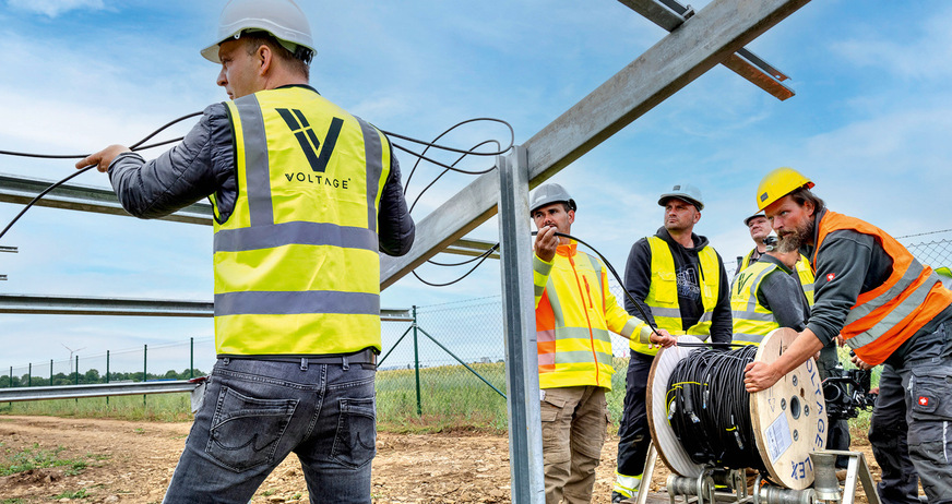 Im Solarpark zählt jeder Handgriff, jede Sekunde, jeder Meter Kabel.
