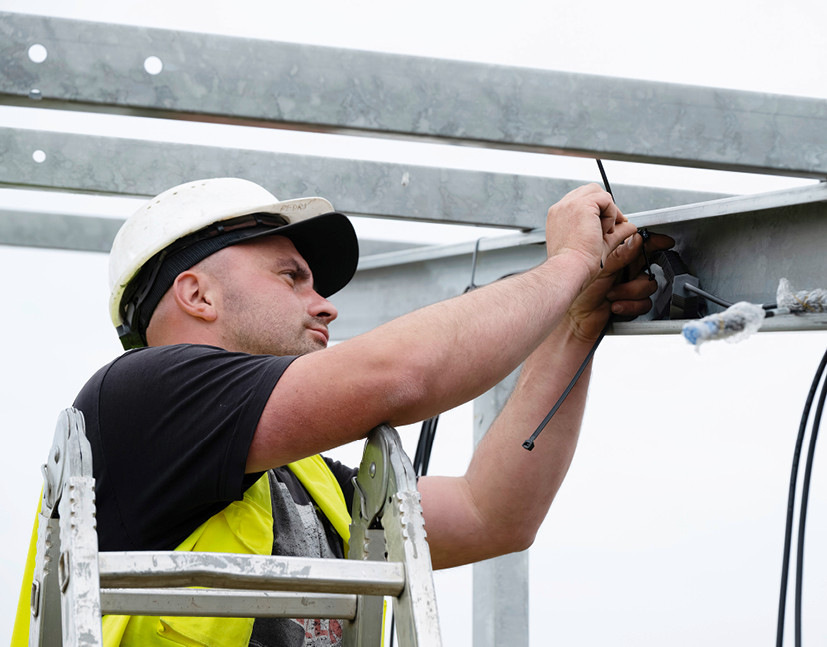 Bei großen Anlagen summiert sich der ­Aufwand für die DC-Verkabelung.