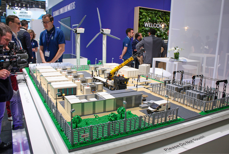 Speichersysteme bringen Windkraft und Solarparks ans Netz.