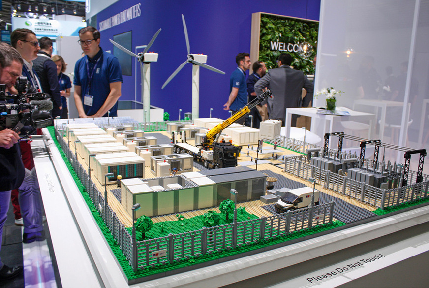 Speichersysteme bringen Windkraft und Solarparks ans Netz.