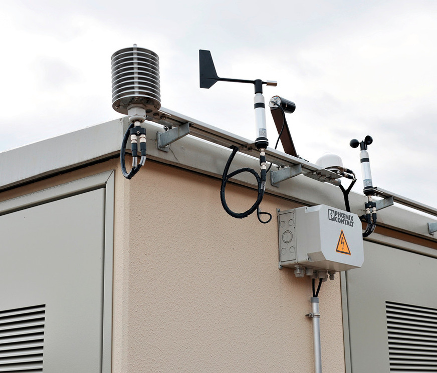 Die Wettersensoren an der Übergabestation erfüllen die&nbsp;IEC&nbsp;61724-1 (Klasse A für Großkraftwerke).