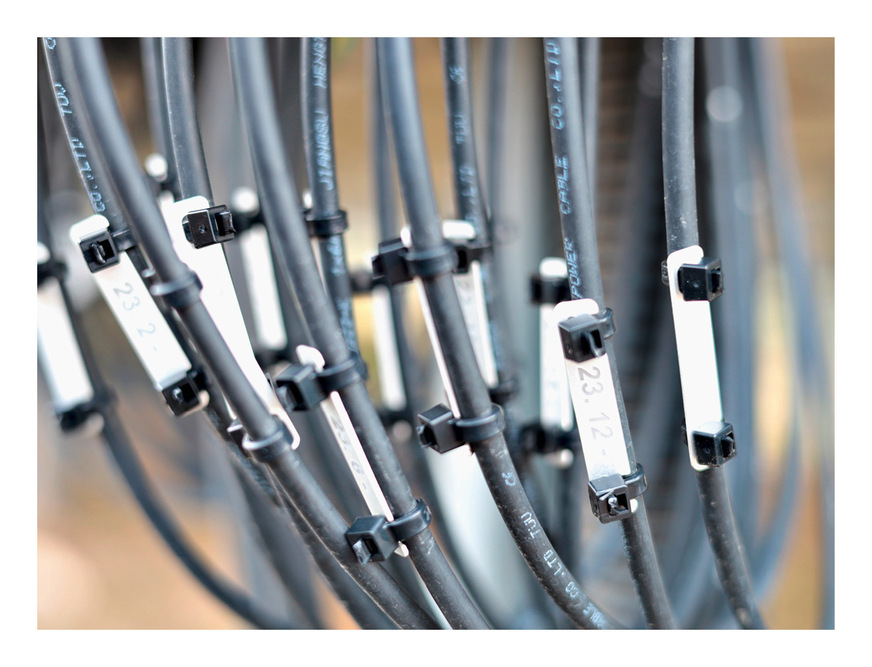 Geprägte Beschriftungs­schilder an den Strings sind nach Jahren noch ­lesbar.