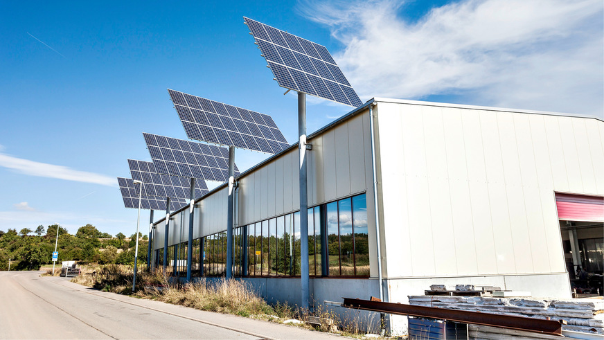 Am ­Gebäude errichtete ­Tracker­ von Deger Energie.