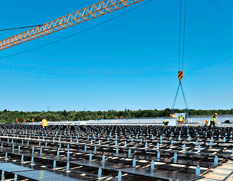 Die Module wurden mit Kränen aufs Dach gehievt.