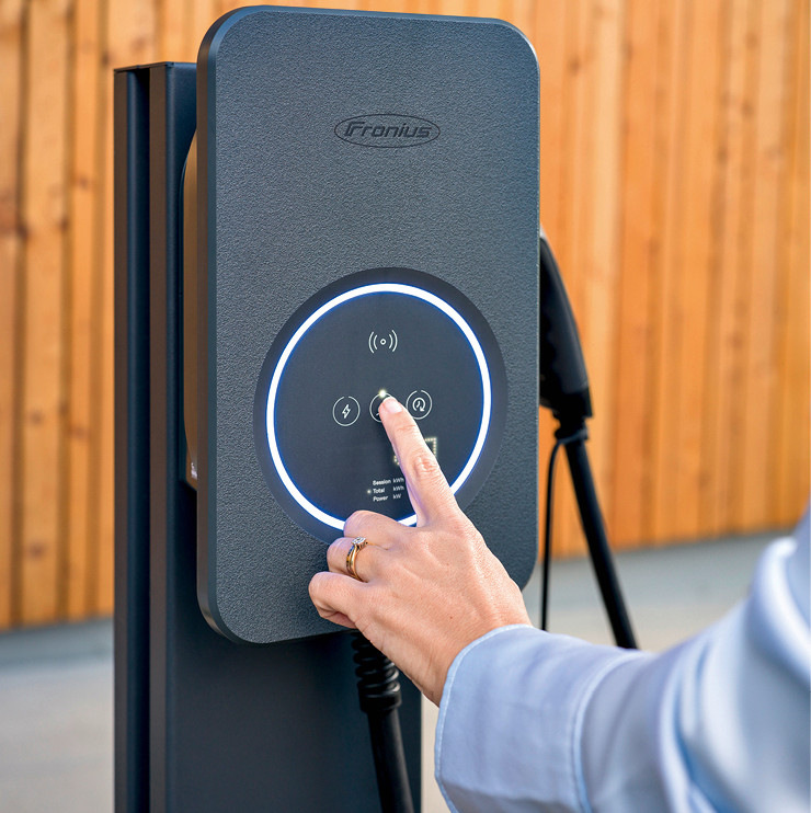 Ladeboxen wie der Wattpilot Flex von ­Fronius ­lassen sich leicht in intelli­gente ­Systeme zur Eigen­versorgung ­einbinden.