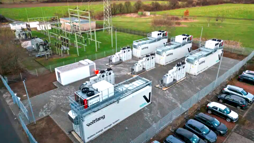 Der Großspeicher liefert 20 Megawattstunden und eine verfügt über eine Leistung von 9,5 Megawatt.