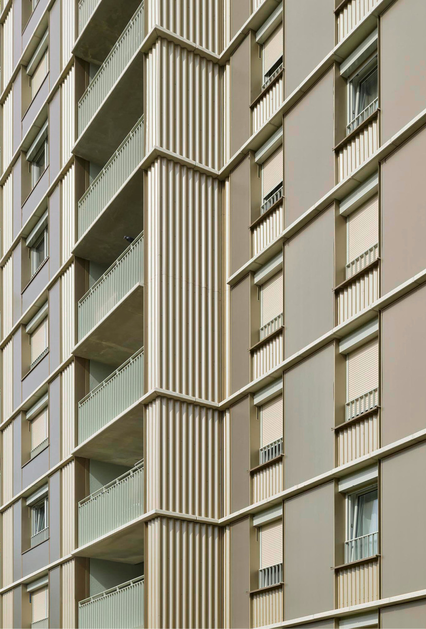 Sunovation stattete diese Fassade in Regensburg mit Solarmodulen aus. Das Wohnhaus stammt aus dem Jahr 1967.