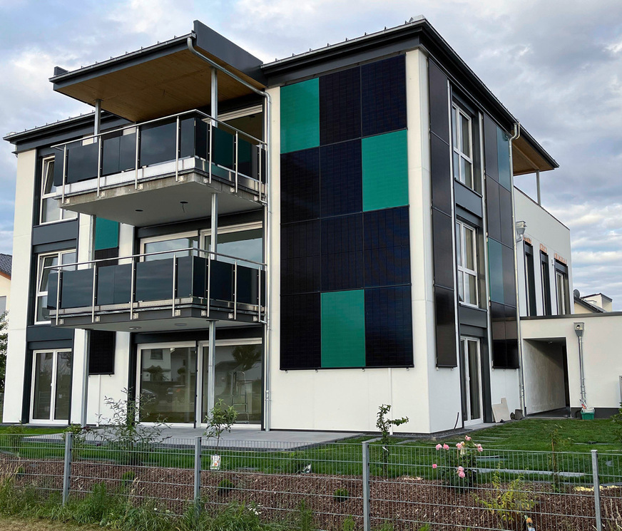 An diesem Neubau wurde die Fassade farblich gestaltet. Die dunklen Flächen sind Doppelglasmodule, grün sind Glas-Folie-Module. Auch die Balkone wurden genutzt. Mehr Infos und den Schaltplan finden Sie auf der rechten Seite.