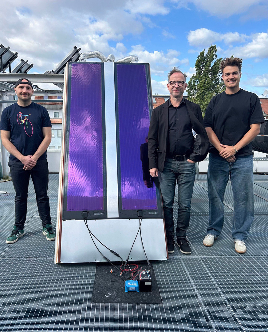 Das Autorenteam der HTWK Leipzig am Fassadenkollektor mit organischen Zellen.