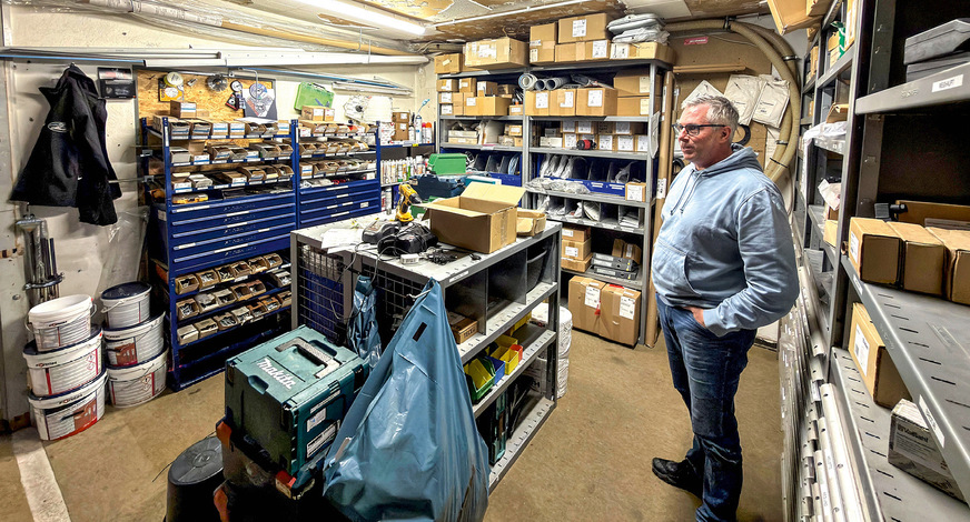 Michael Vincken im ­Lager: „Egal, ob Regal oder ­System&nbsp;– ohne Struktur herrscht überall Chaos.“