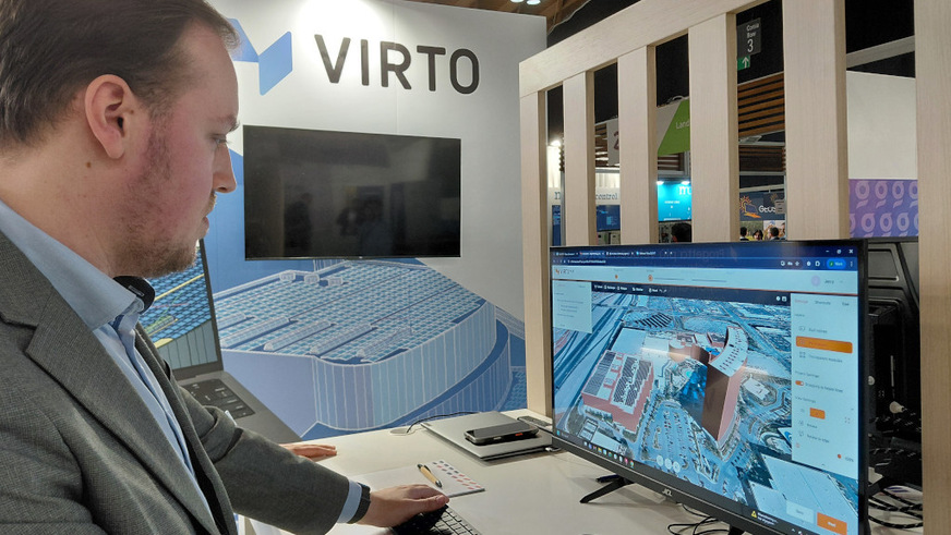 Jerry Michels von Virto Solar demonstriert die Software an ihrem Stand auf der KEY.