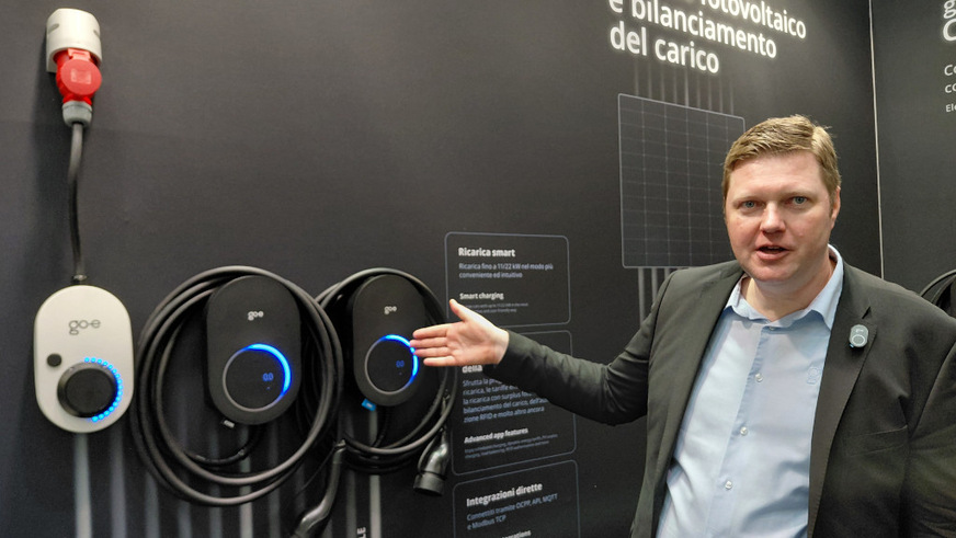 Ronald Kroke am Messestand von Go-E in Rimini.