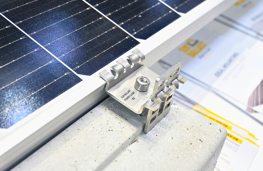 Die Erdung ist immer eine Risikostelle. Sunballast hat mit dieser Klemme das Problem auf eigene Weise gelöst. Zudem beißt die Klemme vor allem an der Außenseite des Rahmens zu.