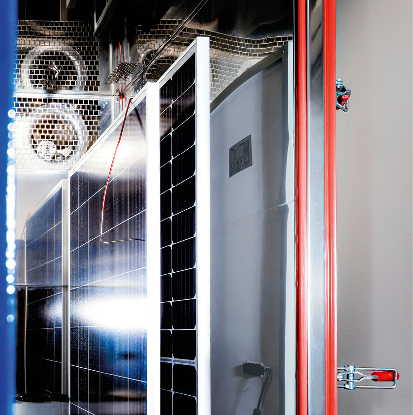 Die neue Klimakammer erlaubt die Prüfung der Module bei hohen Temperaturen und hoher Feuchte.