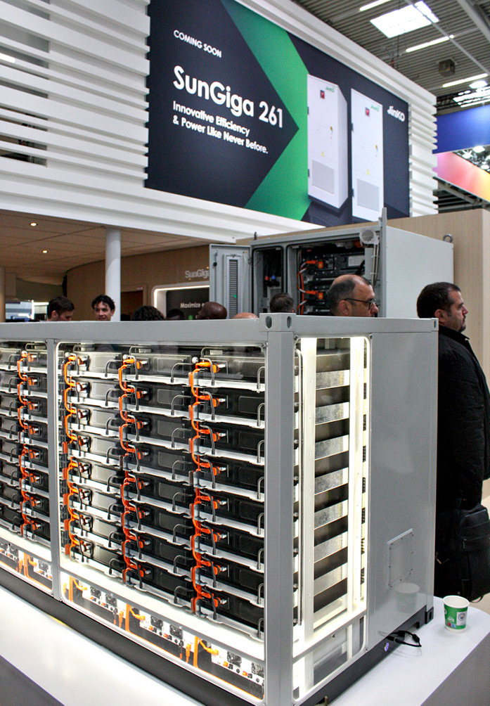 Künftig werden Solarparks kaum noch ohne Speichercontainer gebaut, hier ein Modell von der EES Europe 2025 in München.