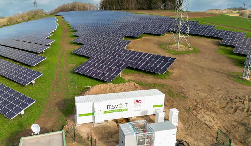 Solarparks ­werden zunehmend mit ­Speichern kombiniert.