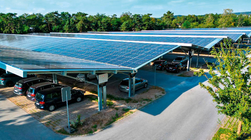 Die solare Überdachung schützt 850 Fahrzeuge.