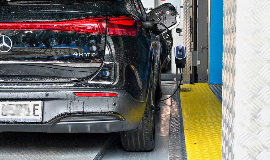 Die Ladung startet, bevor die Autos auf ihren Parkplatz gehoben werden.