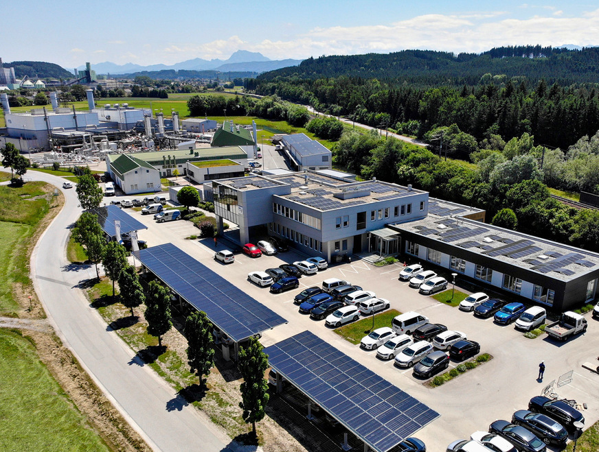 Die Carports liefern einen Großteil des Stroms für die elektrische Flotte von RAG.