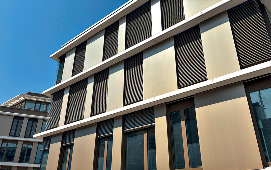 Die Module sind unsichtbar mit einem Agraffensytem an der Fassade befestigt.