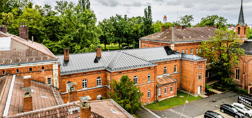 Im zweiten Schritt wurde auch ein Dach im Innenhof der ­Klinik Angerholm mit solarem ­Stehfalzblech eingedeckt.