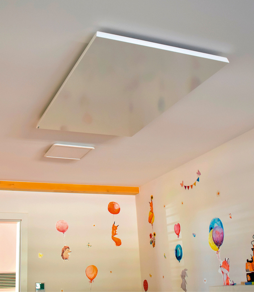 IR-Platte an der Decke eines Kinderzimmers.