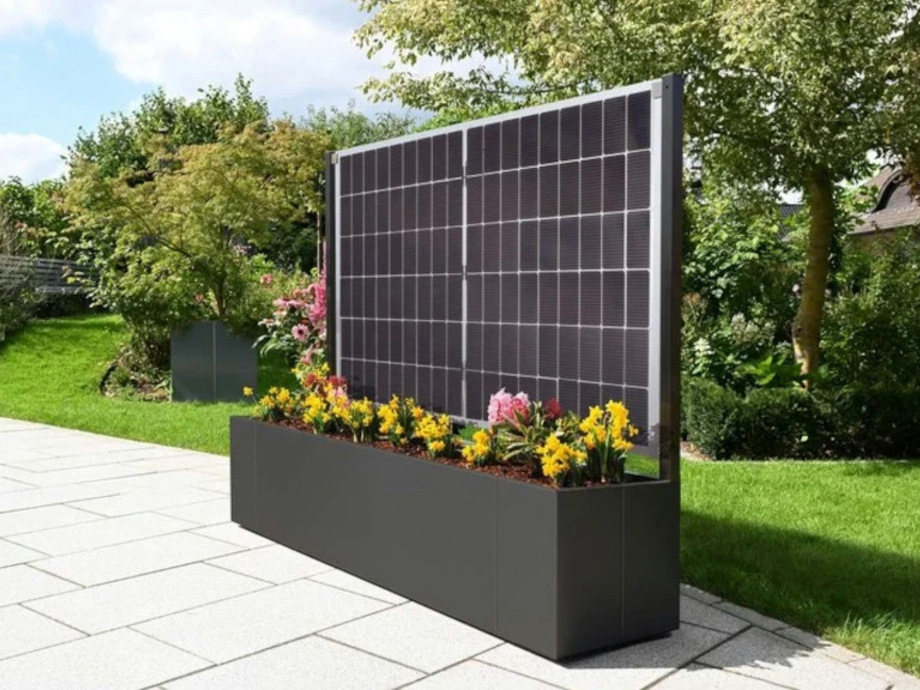 Blumenkasten mit Solarmodul bietet Sonnenstrom und Sichtschutz
