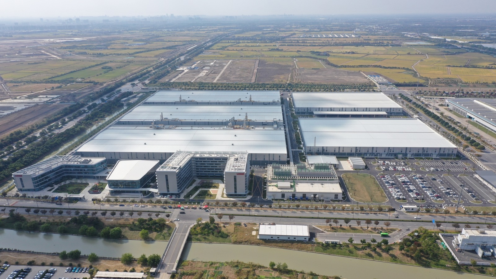 Base de produção LONGi Jiaxing, a primeira fábrica emblemática do mundo na indústria fotovoltaica - © LONGi