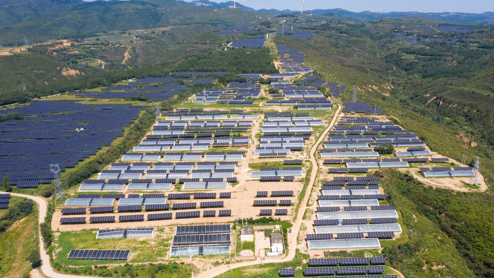 Sistema solar alimentado por módulos LONGi - © LONGi