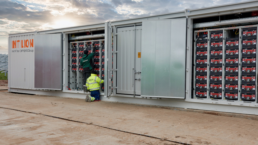 Intilion und Maxsolar kombinieren Solarparks mit Speicher