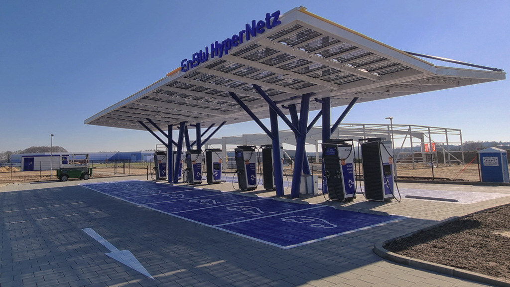 EnBW nimmt Schnellladepark für E-Autos an der A7 bei Bispingen in Betrieb