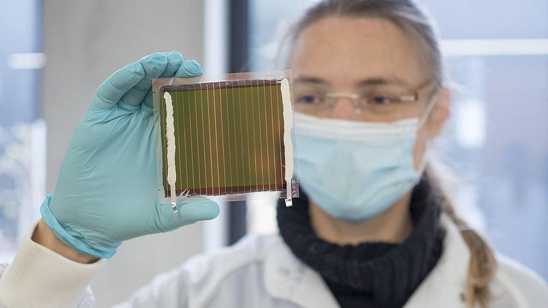 ZSW startet Forschungsproduktion von Tandemsolarzellen mit Perowskiten