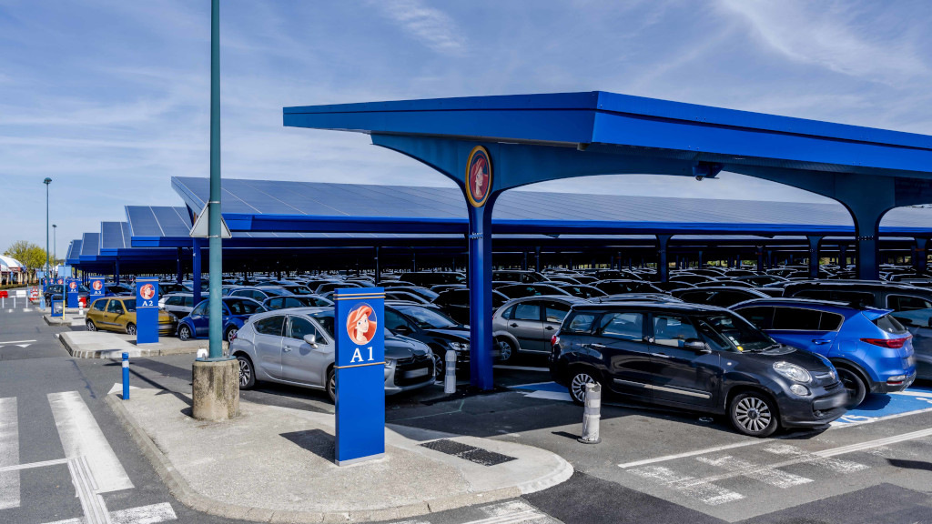 Erster Bauabschnitt der solaren Parkplatzüberdachung von Disneyland Paris ist fertig